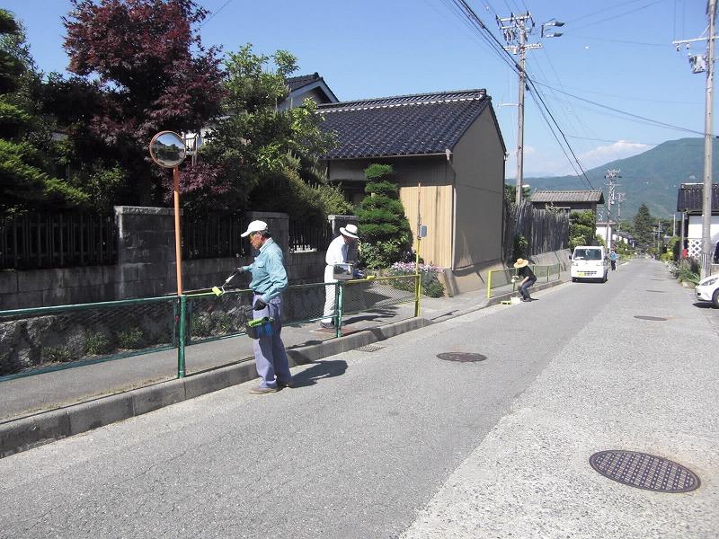 通学路フェンスのペンキ塗り